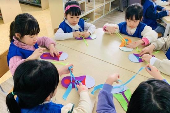 Chuẩn bị vào lớp 1, học sinh mầm non ở Hà Nội học thêm như... sĩ tử thi đại học