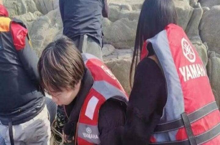 Ngủ quên khi ngắm biển, đôi trai gái suýt chết chìm-1