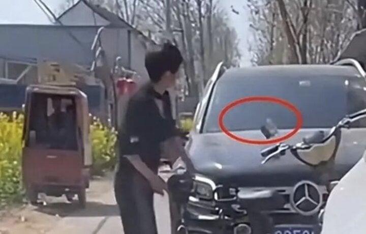 Ném vỡ xe Mercedes trả thù cho luống tỏi bị cán rồi tái mặt khi phải bồi thường-1