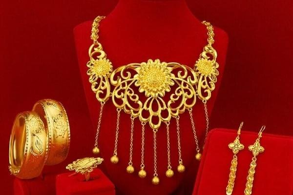 Tôi bán 2 chỉ vàng cho vợ đi họp lớp để cô ấy không cần cúi đầu trước bạn bè-2