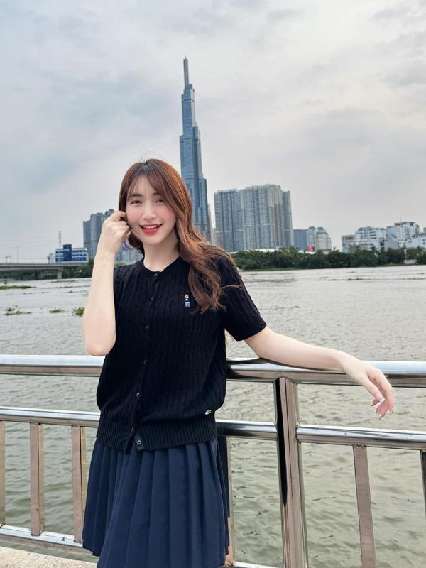 Dự đám cưới Quang Hải, Hòa Minzy chiều cao khiêm tốn nhưng khán giả vẫn mê vì sắc vóc gợi cảm-2