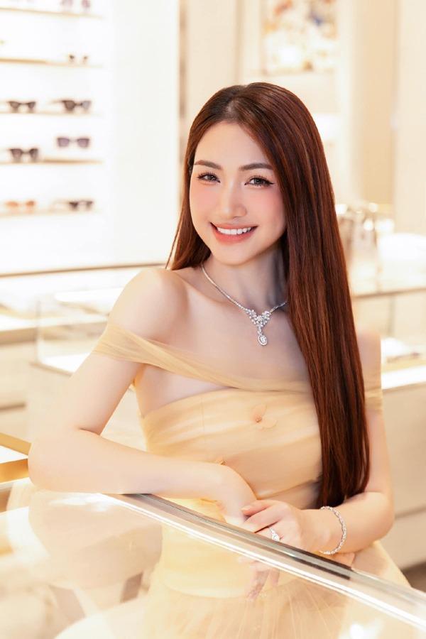 Dự đám cưới Quang Hải, Hòa Minzy chiều cao khiêm tốn nhưng khán giả vẫn mê vì sắc vóc gợi cảm-6