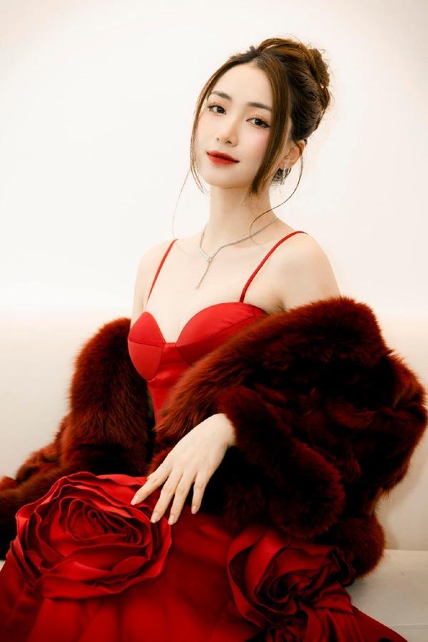 Dự đám cưới Quang Hải, Hòa Minzy chiều cao khiêm tốn nhưng khán giả vẫn mê vì sắc vóc gợi cảm-7