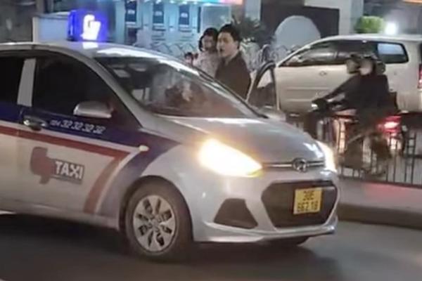 Thanh niên bế bé gái ra giữa đường chặn ô tô, đánh người-1