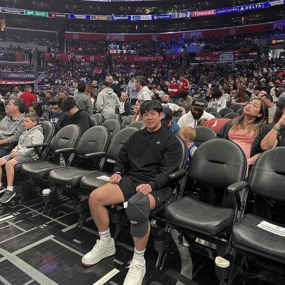 Anh trai Jisoo được khen đẹp như sao Hàn, đứng sau công ty của em gái-1