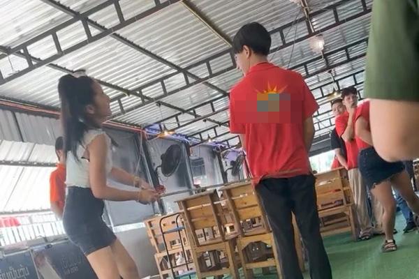 Thấy ông cụ ăn mặc giản dị bước vào, nhân viên không thèm tiếp, lúc sau tiếc thì cũng đã muộn-4