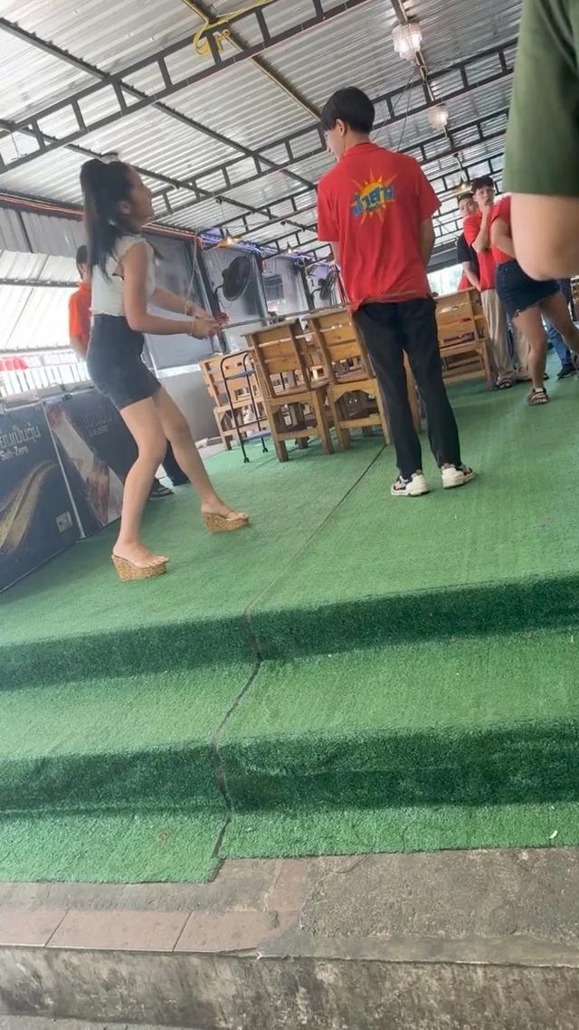 Khách hàng sốc khi thấy chủ nhà hàng đánh nhân viên, bất ngờ nhất là phản ứng các nạn nhân-1