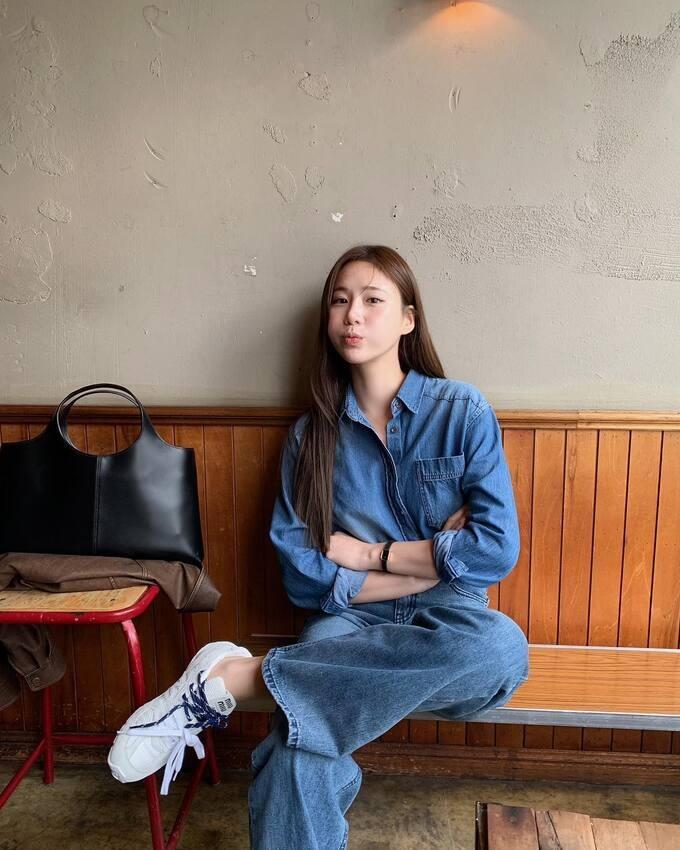 Bí kíp mặc áo sơ mi với quần jeans vừa trẻ trung, vừa năng động-1