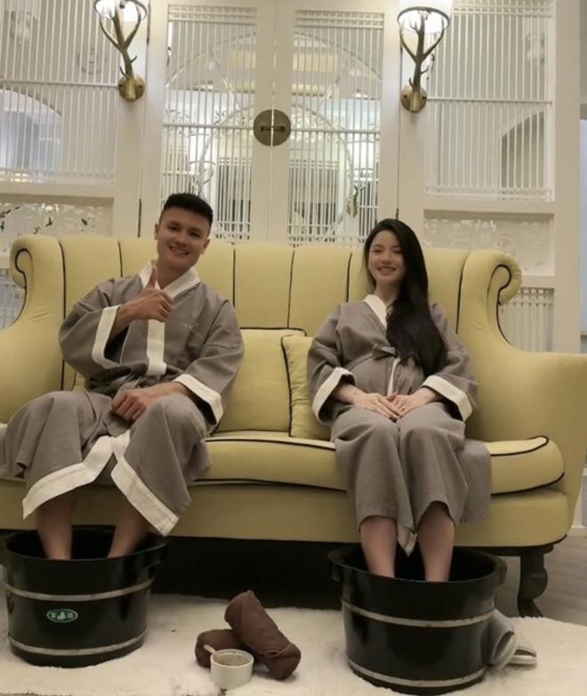 Quang Hải và vợ bầu Chu Thanh Huyền khoe ảnh sang chảnh ở Phú Quốc-3