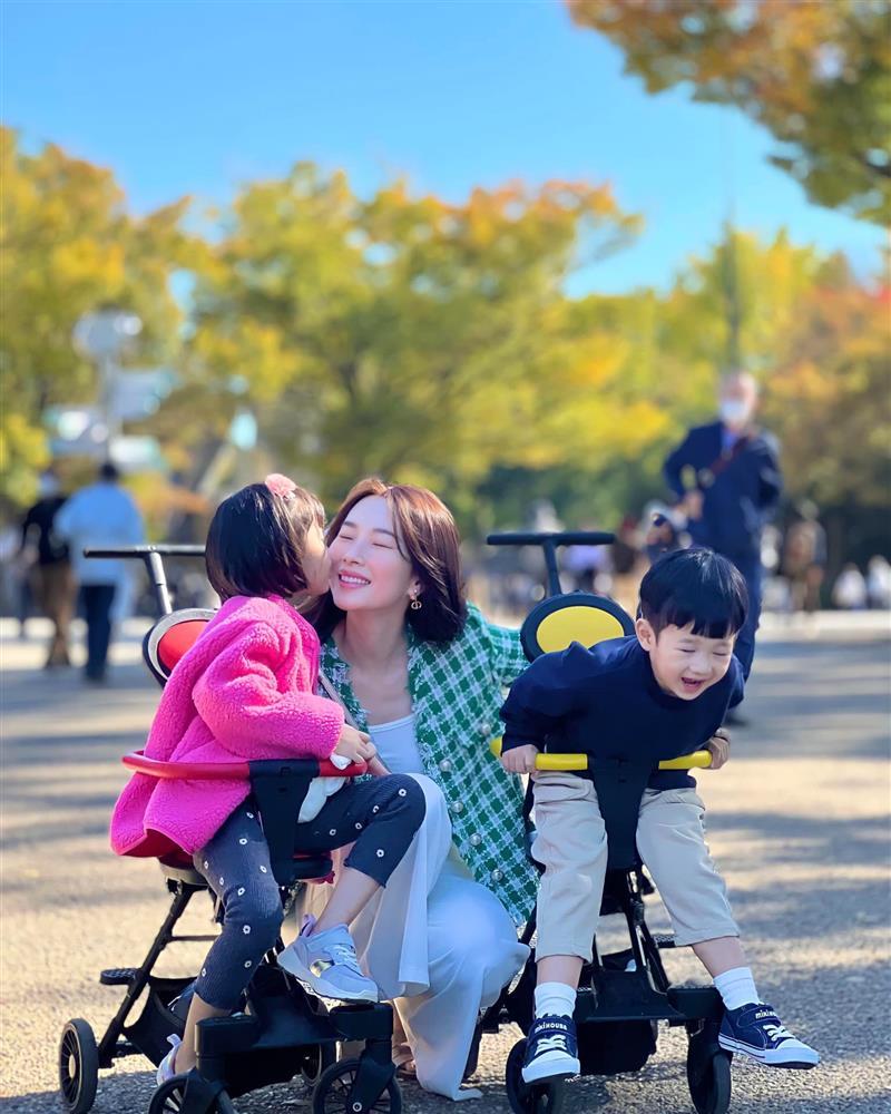 Hoa hậu Đặng Thu Thảo diện đi diện lại 1 kiểu áo từ mùa đông sang mùa hè-4