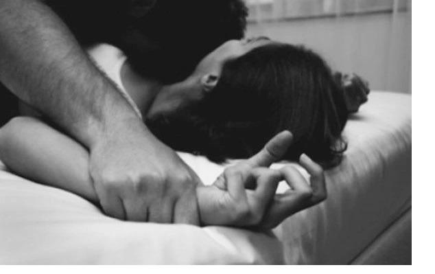 Cô gái không may bị thìa chọc sâu vào cổ họng khi yêu quá đà-1