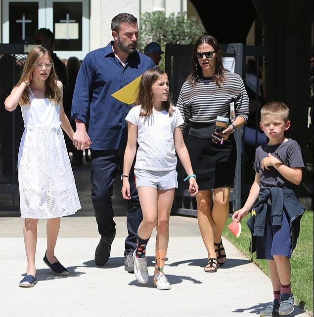 Con gái Ben Affleck gây sốc khi để đầu đinh, đổi tên mới giống con trai-2