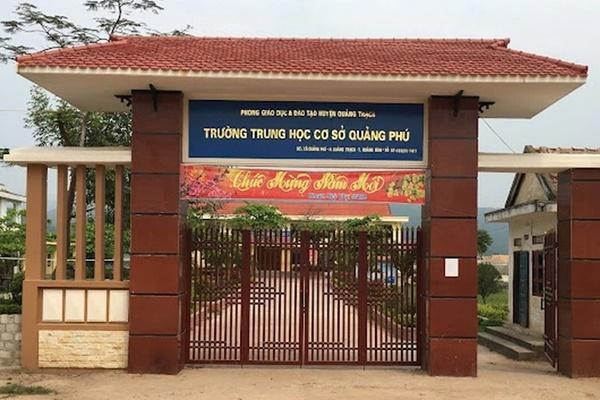 Bức xúc clip cán bộ trường túm cổ áo, đẩy nữ sinh cấp 2 vào tường-1