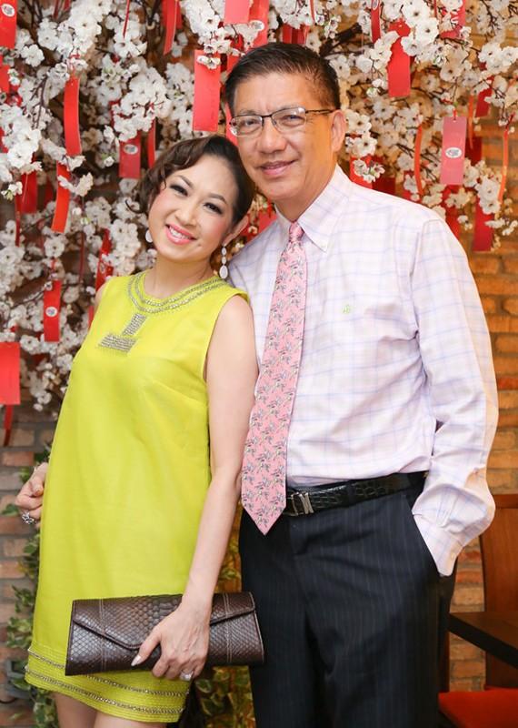 Con gái danh ca Thái Thanh là bà mẹ 9 con, U70 vẫn trẻ trung thon gọn, hôn nhân êm ấm bên chồng thứ 3-5