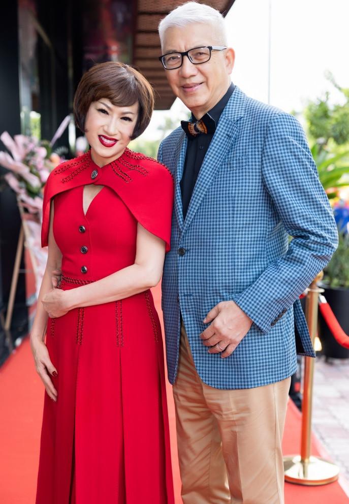 Con gái danh ca Thái Thanh là bà mẹ 9 con, U70 vẫn trẻ trung thon gọn, hôn nhân êm ấm bên chồng thứ 3-7