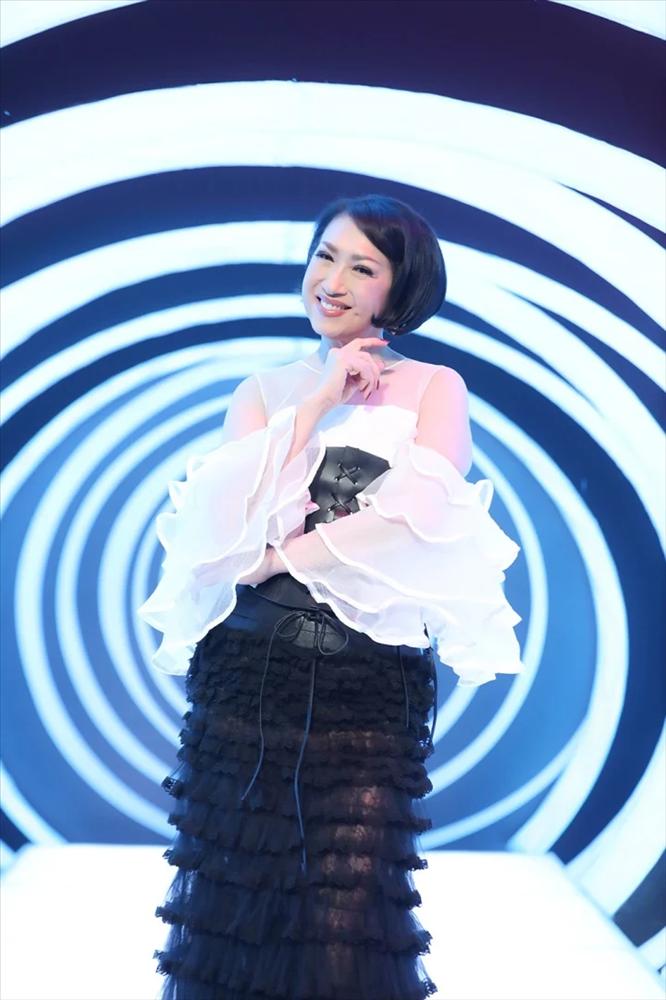 Con gái danh ca Thái Thanh là bà mẹ 9 con, U70 vẫn trẻ trung thon gọn, hôn nhân êm ấm bên chồng thứ 3-9