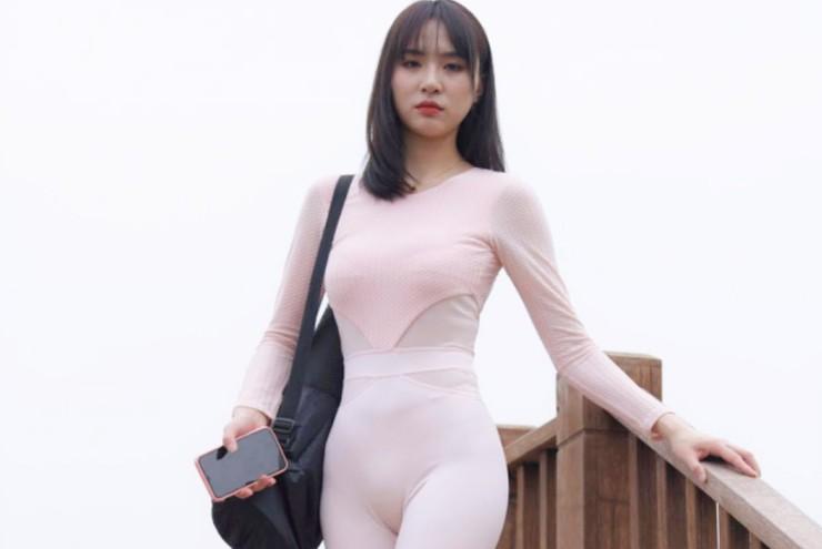 Chị em mắc tội lỗi hồn nhiên khi mặc đồ bay ở nơi công cộng-5