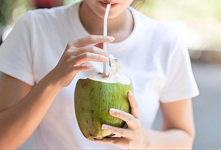 Có nên uống nước dừa mỗi ngày trong thời tiết nắng nóng?-1
