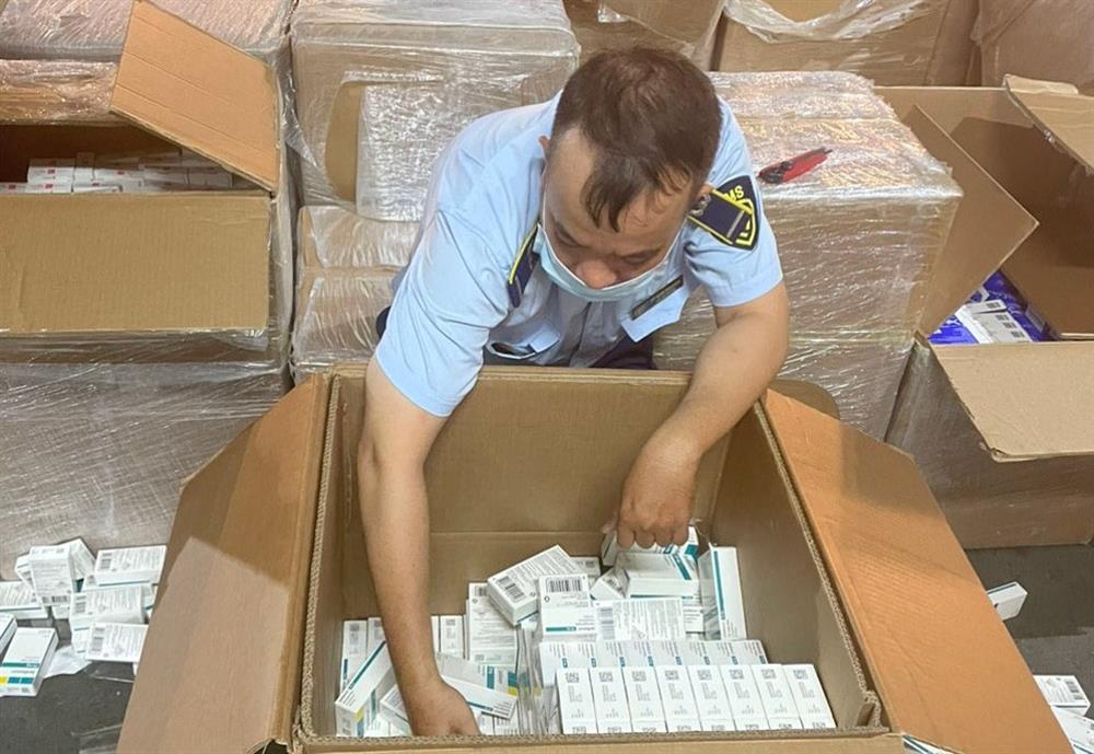 Tạm giữ lô tân dược trị giá 7 tỷ đồng trong sân bay Tân Sơn Nhất-1