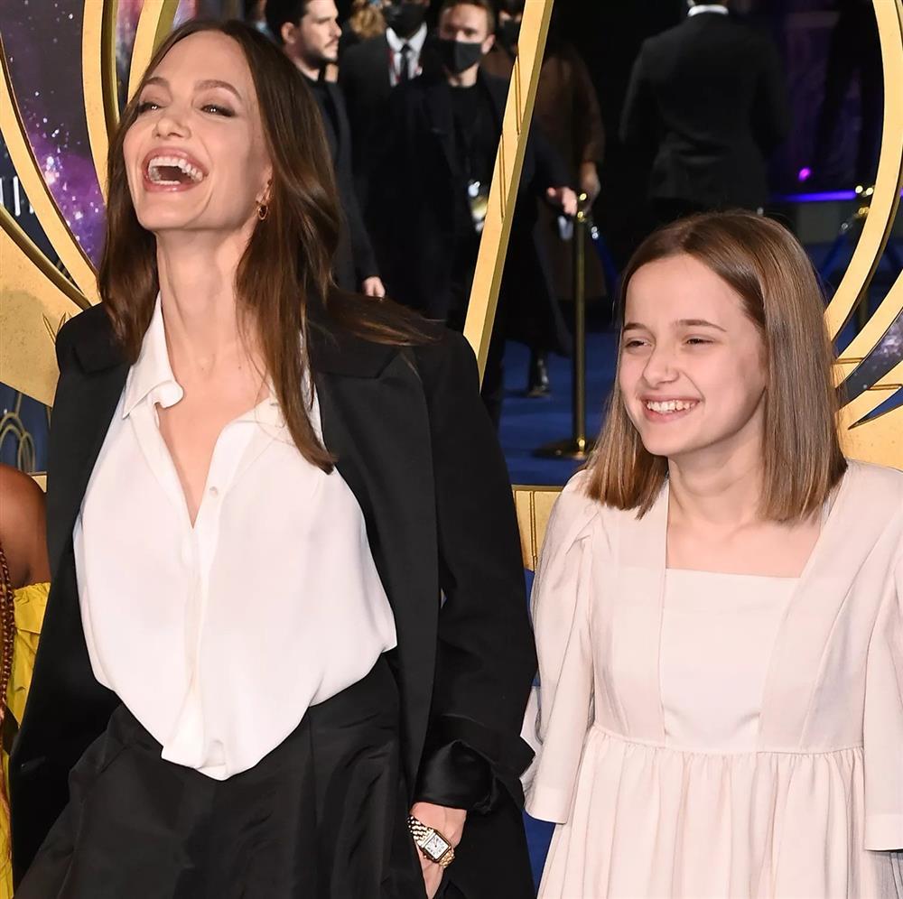 Ba người con ruột càng lớn càng đẹp của Angelina Jolie và Brad Pitt-12