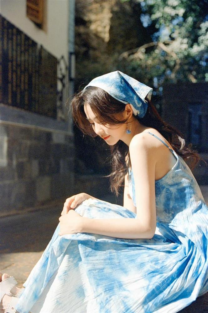 Bạch Lộc và Triệu Lệ Dĩnh đụng hàng phong cách xanh mát, ai xinh đẹp hơn ai?-2