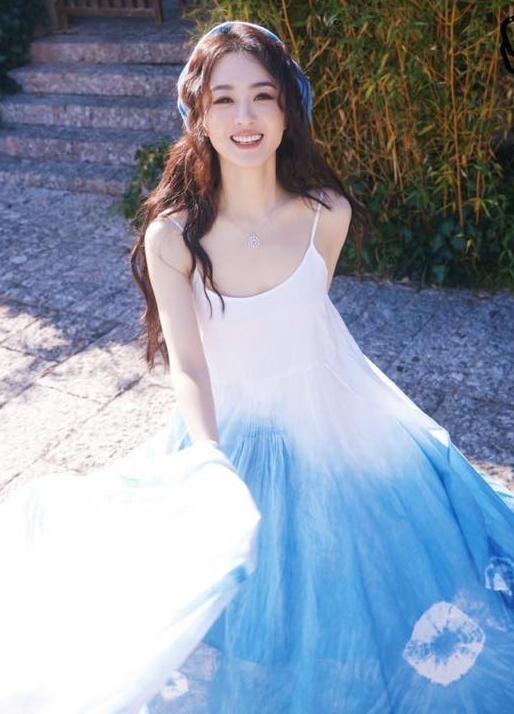 Bạch Lộc và Triệu Lệ Dĩnh đụng hàng phong cách xanh mát, ai xinh đẹp hơn ai?-4