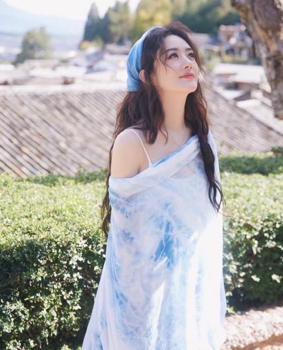 Bạch Lộc và Triệu Lệ Dĩnh đụng hàng phong cách xanh mát, ai xinh đẹp hơn ai?-5