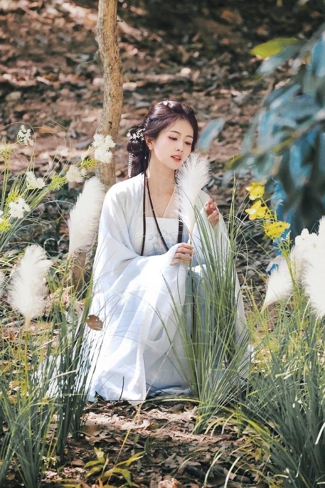 Bạch Lộc và Triệu Lệ Dĩnh đụng hàng phong cách xanh mát, ai xinh đẹp hơn ai?-7