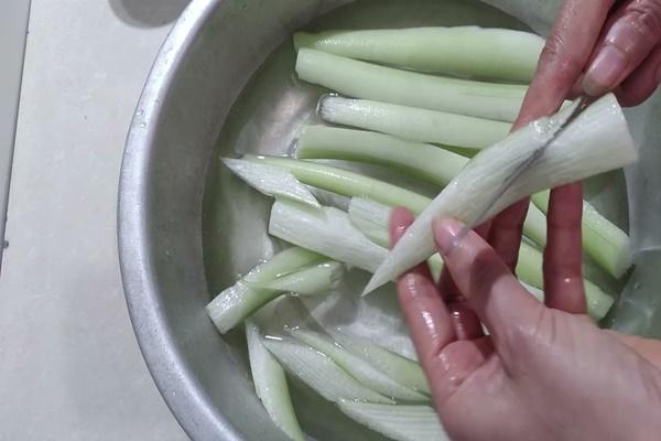 Cách nấu canh cá dọc mùng, không lo bị ngứa-2