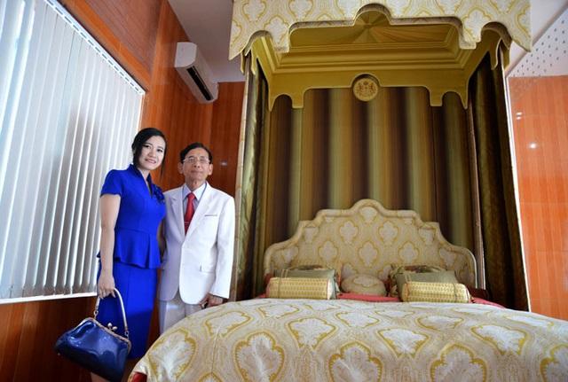 Cuộc sống đại gia chơi ngông bậc nhất Việt Nam: Có 6 đời vợ, 74 tuổi cưới vợ trẻ kém 54 tuổi-4
