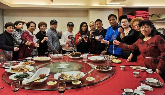 Đi họp lớp lỡ tiết lộ lương tháng 100 triệu của con trai, vài tuần sau tôi phải đổi số điện thoại-1