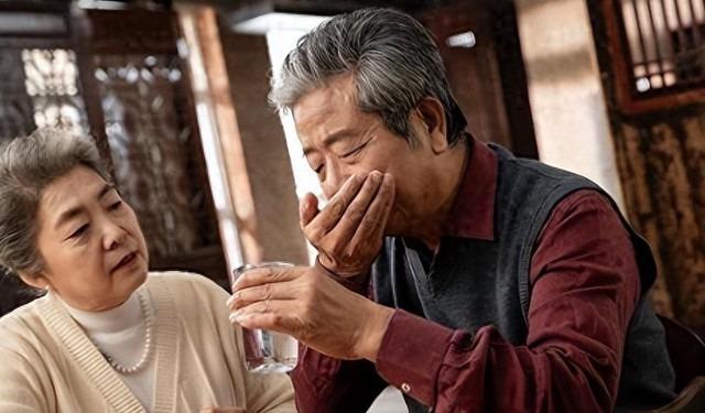 Đi họp lớp lỡ tiết lộ lương tháng 100 triệu của con trai, vài tuần sau tôi phải đổi số điện thoại-2