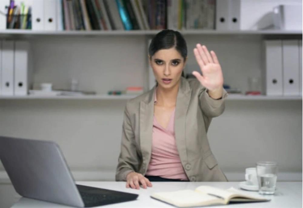 Nữ nhân viên công sở hoảng sợ khi bị trưởng phòng cưỡng hôn giữa đường-2