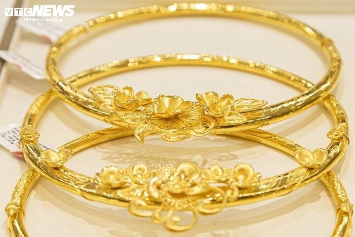 Giá vàng tăng điên đảo, nên mua hay bán chốt lời?-1