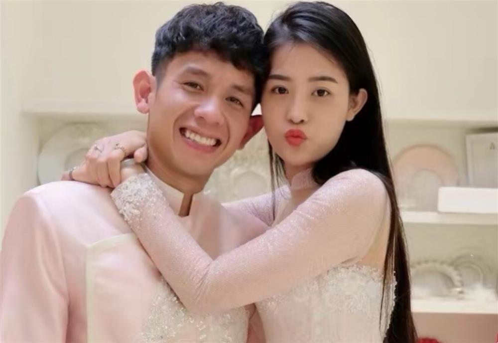 Vợ sắp cưới của hậu vệ Nguyễn Phong Hồng Duy: Gia thế khủng, sắc vóc khiến fan nữ ghen tị-2