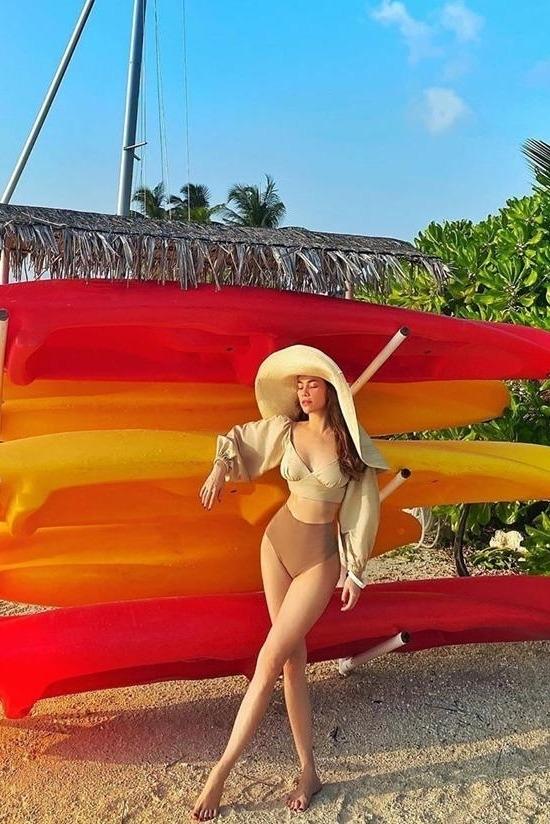 Bikini đón hè của sao Việt: Học Hồ Ngọc Hà chọn phụ kiện để chụp hình thêm cuốn hút-7