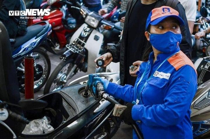 Biến động nhẹ, giá xăng hôm nay tăng, giảm trái chiều-1