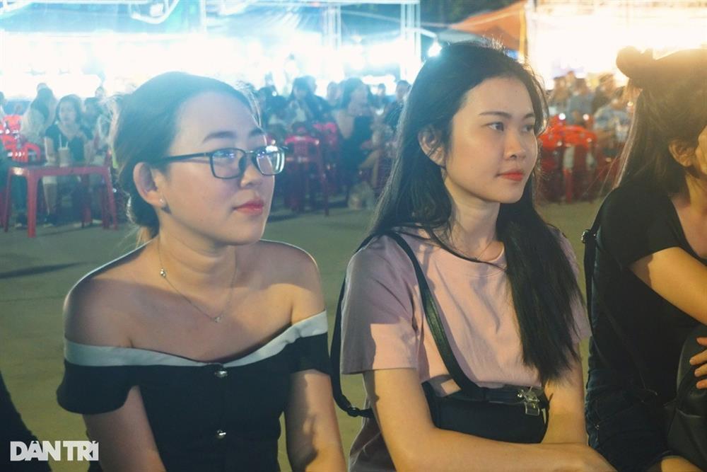 Hàng ngàn người nằm, ngồi phủ kín rạp phim ngoài trời đầu tiên tại TPHCM-4