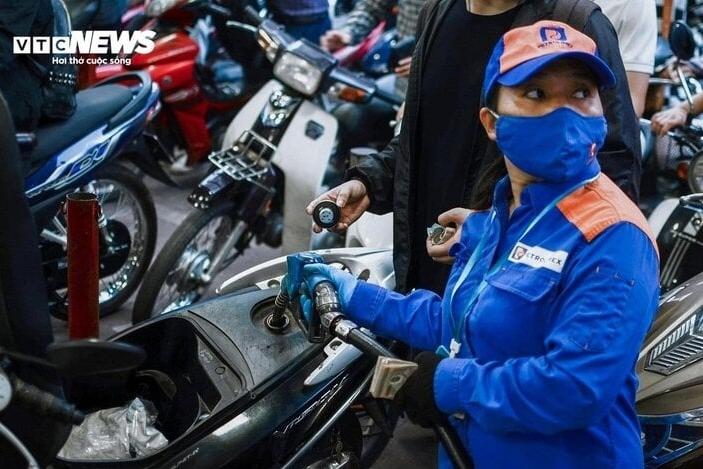 Giá xăng dầu đồng loạt giảm, RON 95 mất mốc 25.000 đồng/lít-2