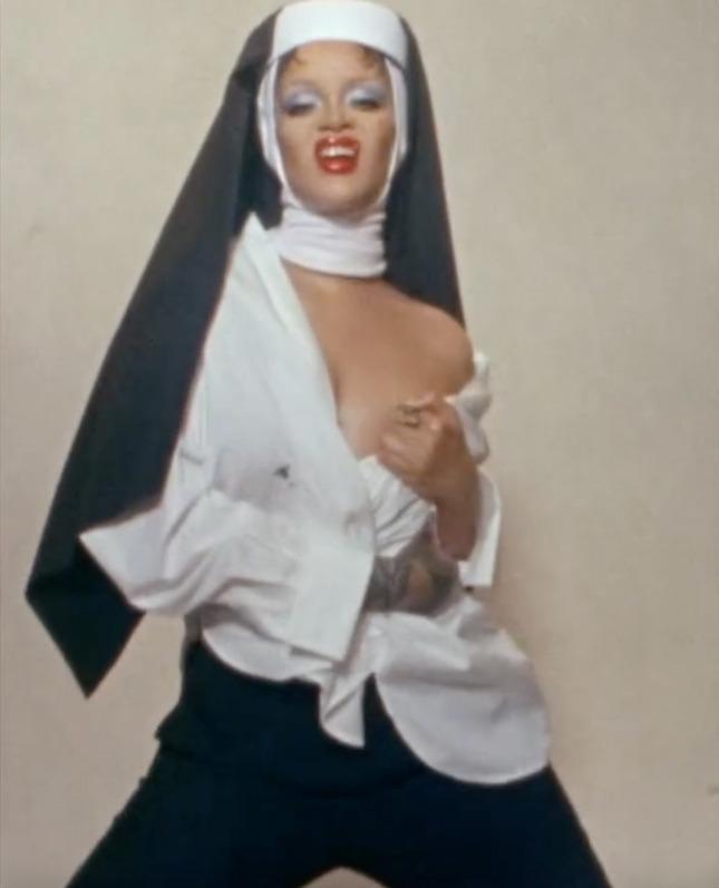 Rihanna gây phẫn nộ-2