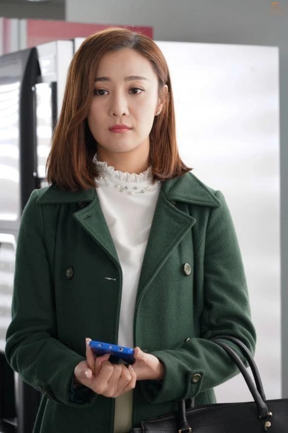 Nữ diễn viên mặc áo choàng tắm chạy quanh sân bay đang gây phẫn nộ là ai? Từng bị cấm sóng vì bê bối tình cảm-3