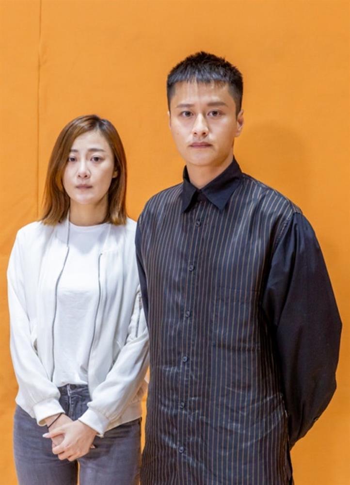 Nữ diễn viên mặc áo choàng tắm chạy quanh sân bay đang gây phẫn nộ là ai? Từng bị cấm sóng vì bê bối tình cảm-5