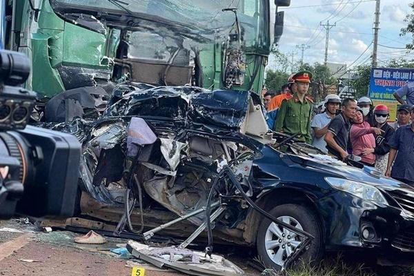 Sập mái kính nhà cao tầng khiến 4 người thương vong ở Hoàn Kiếm, Hà Nội-3