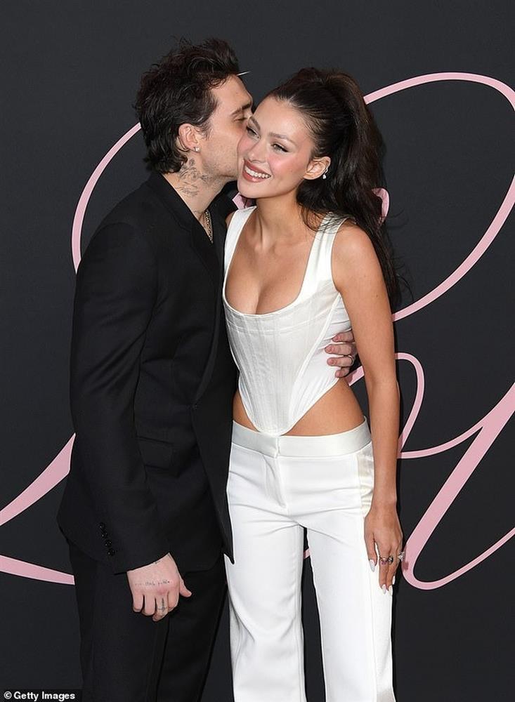 Dâu trưởng tỷ phú nhà Beckham ví lấy chồng như... đi ngủ nhờ-1