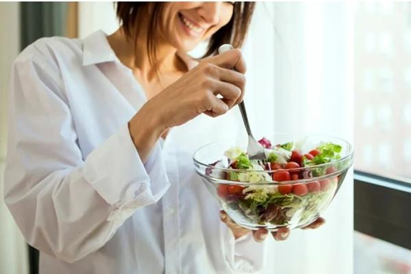Rối loạn tiêu hóa do thói quen... ăn salad-1