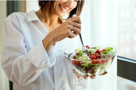 Rối loạn tiêu hóa do thói quen... ăn salad