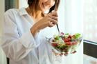 Rối loạn tiêu hóa do thói quen... ăn salad