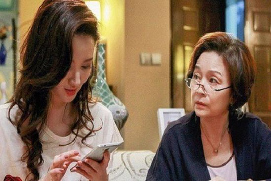 Thấy xe chồng đậu trước cửa khách sạn, tôi lao vào bắt gian, chết đứng khi mẹ đẻ ngồi ngay bậc thang