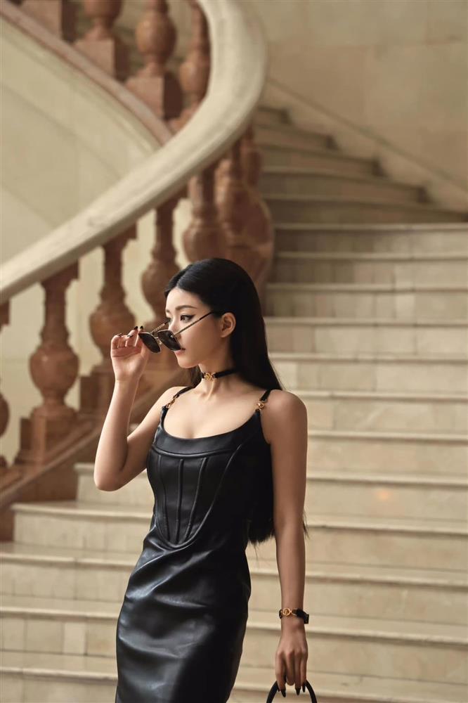 Diện cùng một bộ váy, nhan sắc lẫn thần thái của Triệu Lộ Tư bị chê kém xa sao nữ này-3