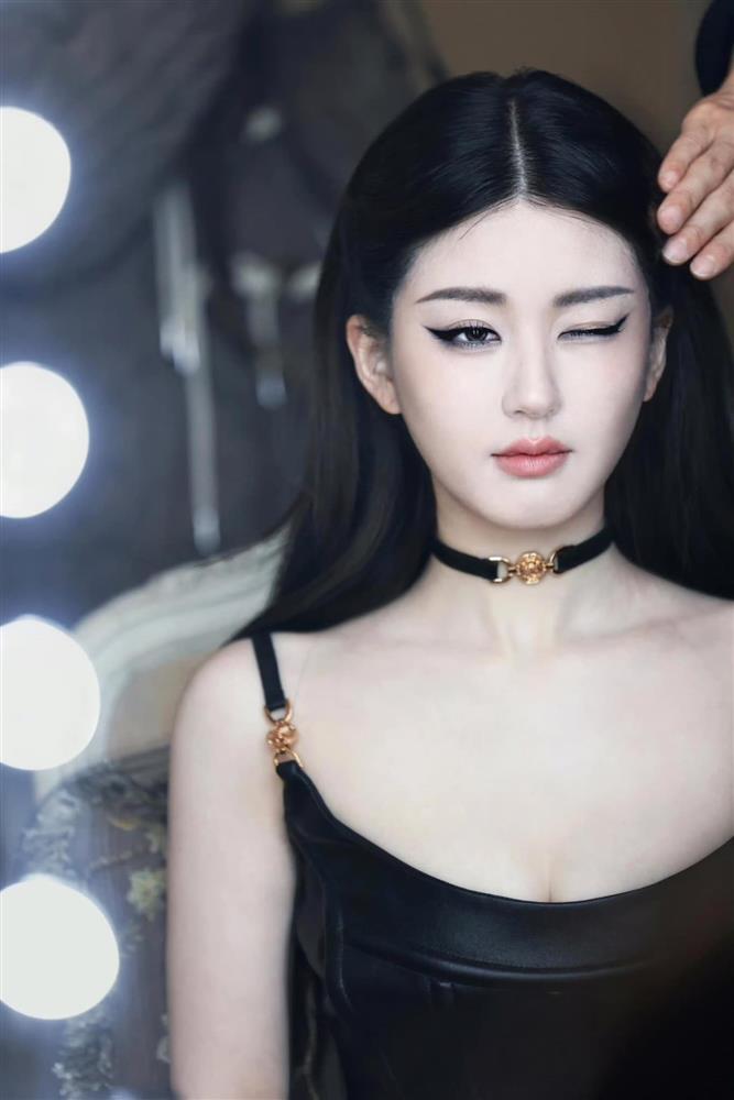 Diện cùng một bộ váy, nhan sắc lẫn thần thái của Triệu Lộ Tư bị chê kém xa sao nữ này-5